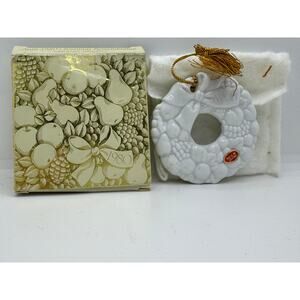 Avon Vintage 2001 Wreath Ornament With Original Box